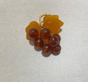 Spilla in ambra dei Balcani a grappolo d’uva