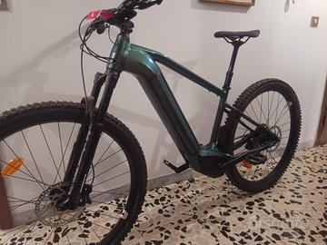 Bicicletta Rockrider a pedalata assistita 