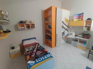 cameretta con  mensole cubi e cabina armadio