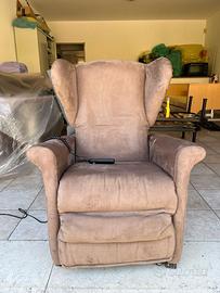 Poltrona con alzata assistita in velluto