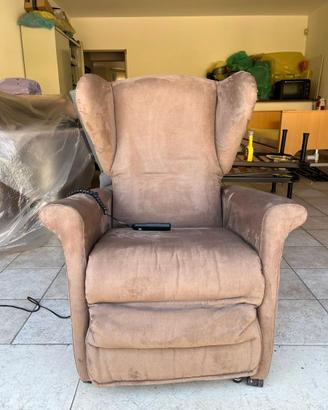Poltrona con alzata assistita in velluto