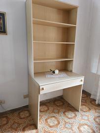 Scrivania con libreria 