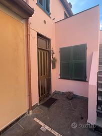 Uscio bilocale con giardino e residenza