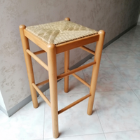 Sgabello in legno con seduta in paglia
