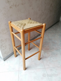 Sgabello in legno con seduta in paglia
