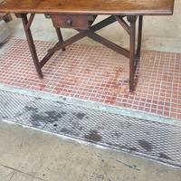 Tavolo antico a capretta .