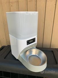 Distributore  automatico crocchette per animali.