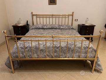 Camera da letto:rete letto,comodini e cassettiera