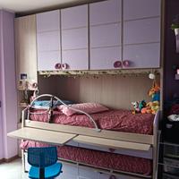 cameretta ponte con due letti e armadio