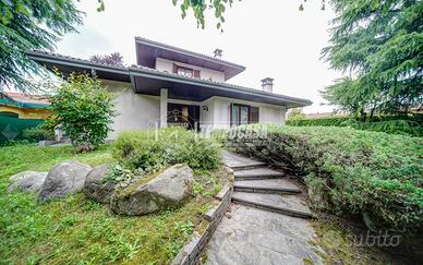 GALLARATE - VILLA SINGOLA CON GIARDINO E TAVERNA