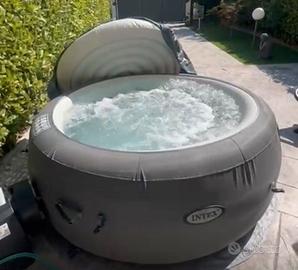 Piscina idromassaggio e sdraio matrimoniale