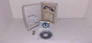 Macchina fotografica primi anni 2000