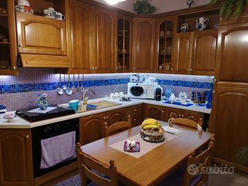 🌟 Cucina in legno massello – Eleganza classica