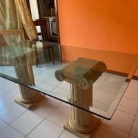 Tavolo in cristallo con capitelli in travertino
