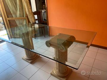 Tavolo in cristallo con capitelli in travertino