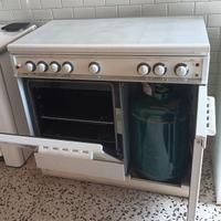 Cucina con fornelli a gas