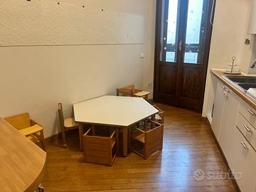 Set tavolo + sedute in legno per bambini nido