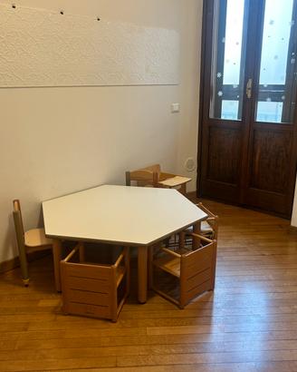 Set tavolo + sedute in legno per bambini nido