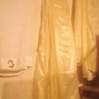 Tende con bretelle colore giallino.