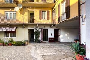 Ampio appartamento in corte a Sesto Calende - loca