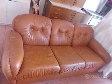 divano e coppia di poltrone in pelle