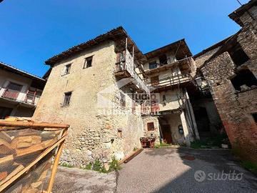 Rustico / Casale di 300 m² con più di 5 locali a T