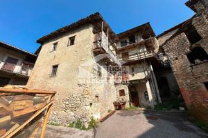Rustico / Casale di 300 m² con più di 5 locali a T
