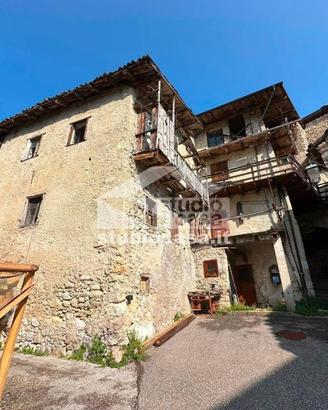 Rustico / Casale di 300 m² con più di 5 locali a T