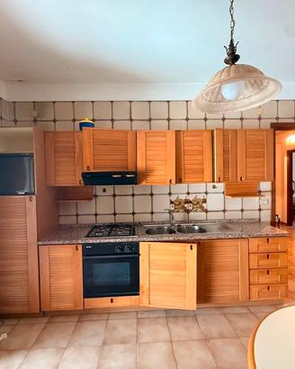 Cucina componibile in legno con top in granito ed