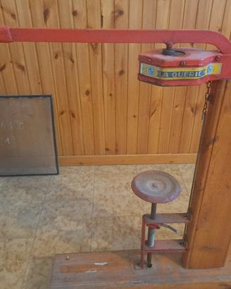 Tappatrice a colonna per tappi in sughero