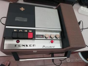 Riproduttore registratore a cassette.