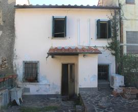 Abitazione su due piani con cortile privato