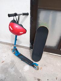 Casco rosso,monopattino blu,skateboar