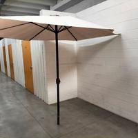 Ombrellone con base di pietra