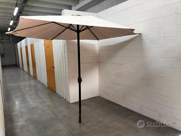 Ombrellone con base di pietra