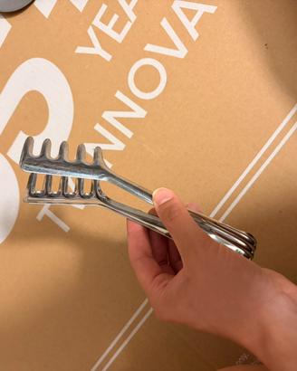 Pinza di acciaio da cucina