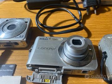 3 macchine fotografiche con accessori.