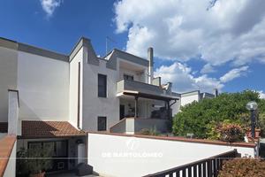 Villa su tre livelli residence i pini + box