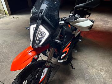 Moto KTM adventure 890 R