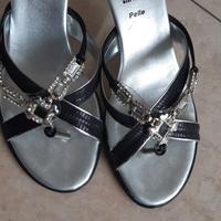 sandalo infradito con tacco in pelle