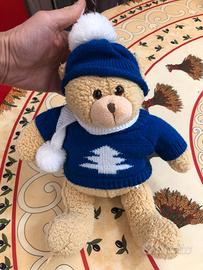 Orsetto peluche con maglione, cappello e sciarpa