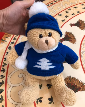 Orsetto peluche con maglione, cappello e sciarpa