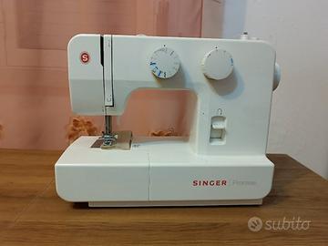 Macchina da cucire con mobile per la macchina 