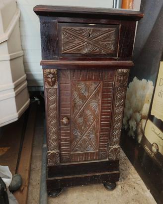 Mobiletto Antico a Colonnina in Legno Intagliato c