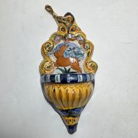 Acquasantiera in maiolica con disegno lepre. 