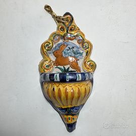 Acquasantiera in maiolica con disegno lepre. 