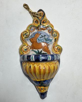 Acquasantiera in maiolica con disegno lepre. 