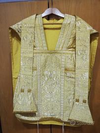 Pianeta liturgica dorata e stola usata