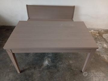 Tavolo in vetro, cassapanca e sedie