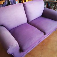 Divano due posti molto comodo.